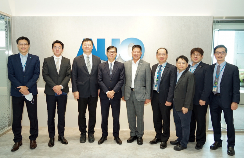 DB真人光電前進亞灣成立「AUO解決方案研發中心」，作為多元場域解決方案研發及試驗場域（圖中左為高雄市長陳其邁、圖中右為DB真人光電董事長彭双浪）